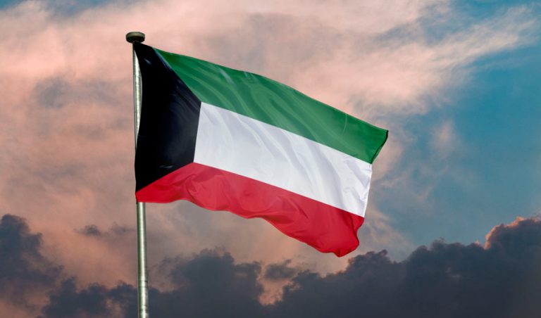 الكويت تحتفل برفع العلم إيذاناً بانطلاق الاحتفالات بالأعياد الوطنية