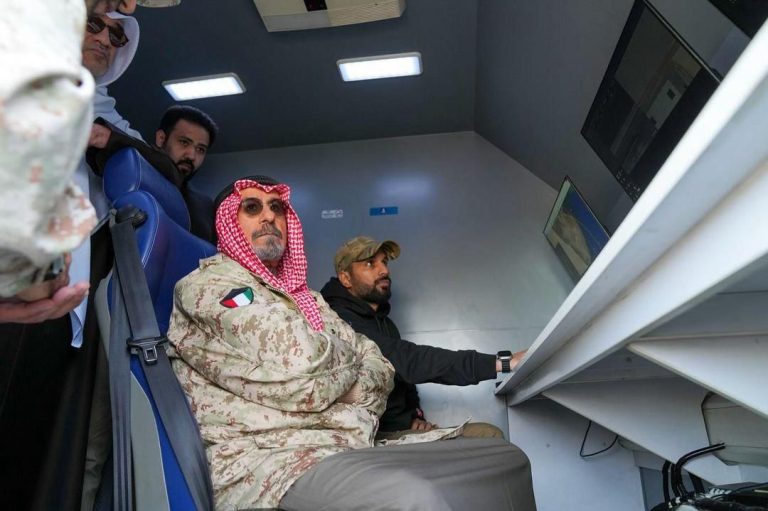 سمو رئيس الوزراء الشيخ د. محمد صباح السالم خلال تفقده مقر قوة واجب مبارك