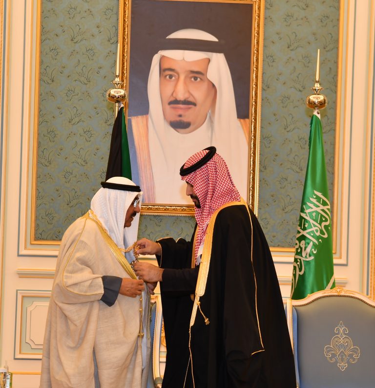 ولي العهد السعودي يقلد سمو الأمير قلادة الملك عبدالعزيز