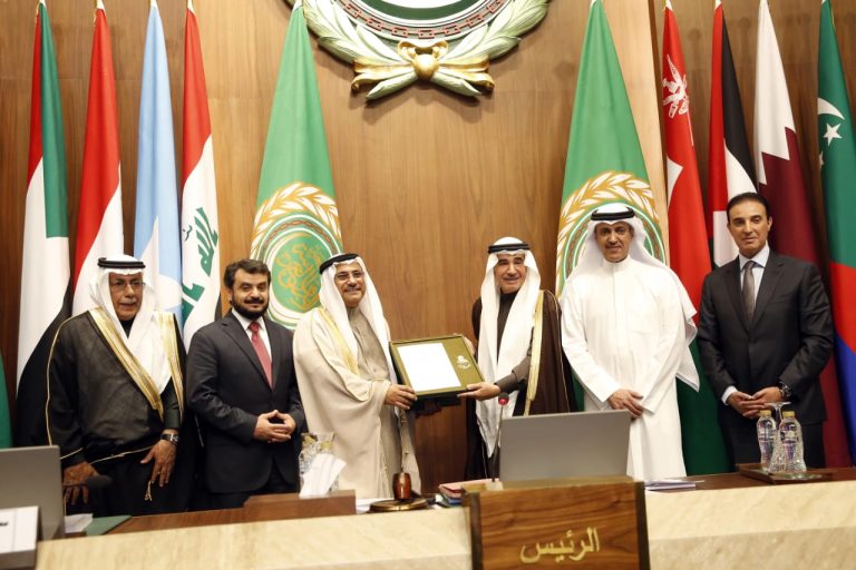 البرلمان العربي يمنح الراحل عبد العزيز البابطين “وسام الريادة “