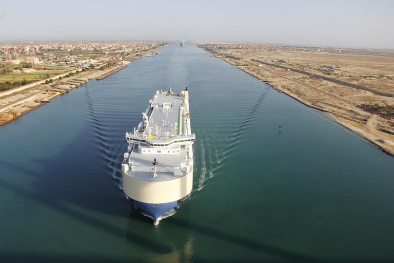 انخفاض إيرادات قناة السويس 46%.. بسبب أزمة البحر الأحمر