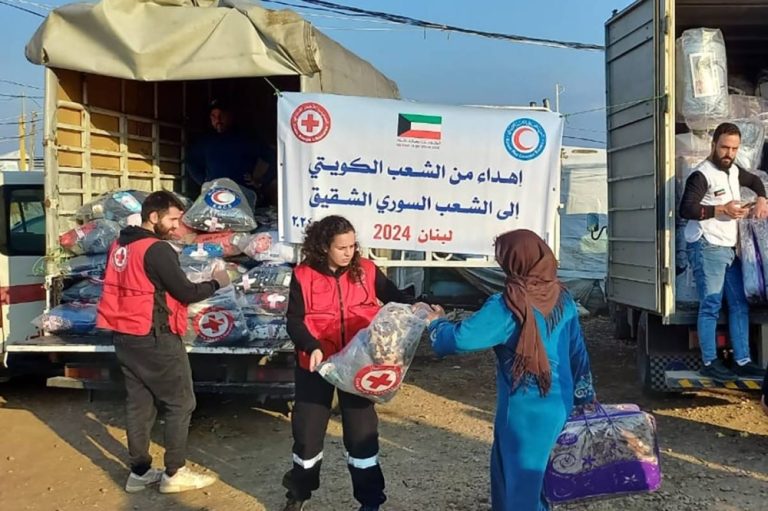 «الهلال الأحمر» يوزع مساعدات على المتضررين من فيضان «النهر الكبير» بلبنان
