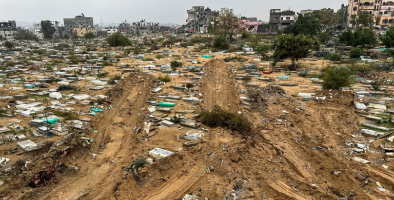 قبور فوق قبور.. الحفارون منهكون في غزة