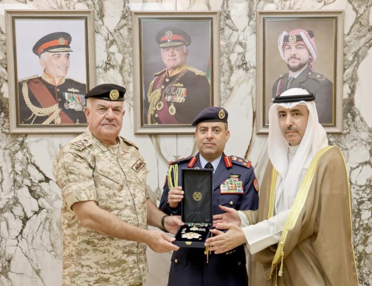 العاهل الأردني يمنح الملحق العسكري السابق محمد العيادة وسام الاستحقاق من الدرجة الثانية